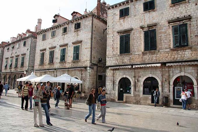 Der Stradun (übersetzt „Große Straße“), die größte Hauptstraße in der Altstadt von Dubrovnik, ist eine beliebte Flaniermeile. Der Stradun (übersetzt „Große Straße“), die größte Hauptstraße in der Altstadt von Dubrovnik, ist eine beliebte Flaniermeile.