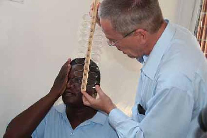 Wolfram Cüppers beim Gläseranpassen in Malawi. Wolfram Cüppers beim Gläseranpassen in Malawi.