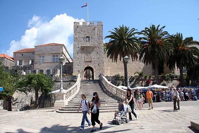 Ein Freitreppe führt in die Innenstadt von Korcula Ein Freitreppe führt in die Innenstadt von Korcula