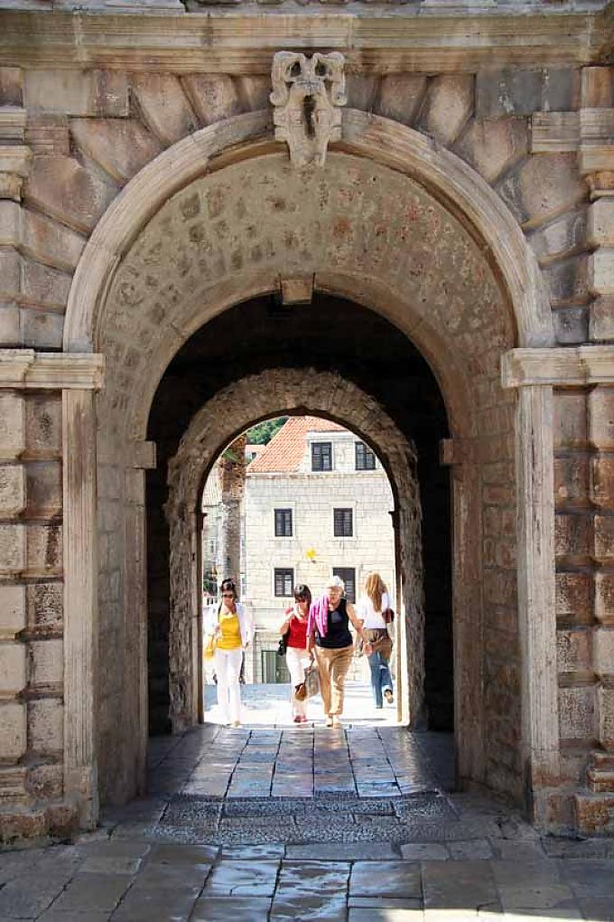 Das Stadtor Kopnena Vratar führt in die Innenstadt Korculas. Visnja Milina Bire