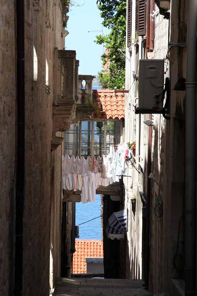 Lauschige Gassen und historische Kirchen verleihen der autofreien Innenstadt Korculas einen ganz besonderen Charme Visnja Milina Bire