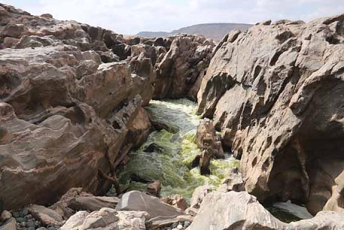 Der Fluss Galana im privaten Schutzgebiet am Rande des Tsavo Nationalparks in Kenia. Büffel im Park.