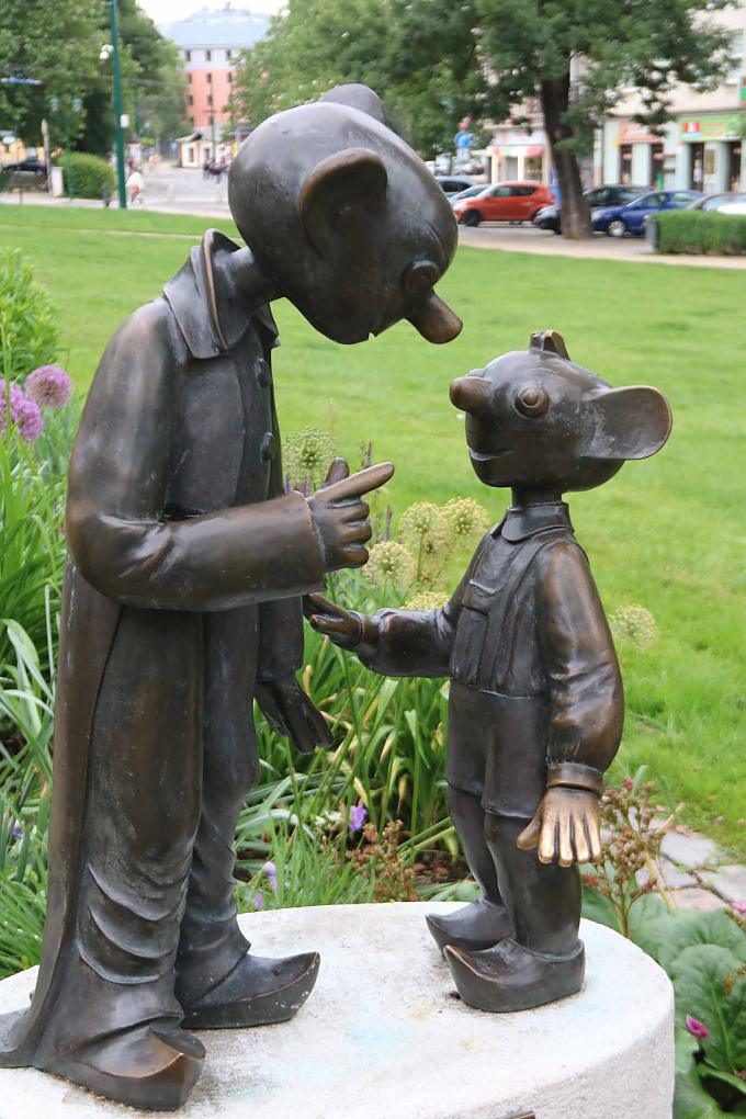 Spejbl und Hurvinek Denkmal, Statuen der tschechischen Marionetten Spejbl und Hurvinek Denkmal, Statuen der tschechischen Marionetten