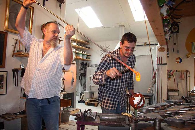 Neues Glas aus alten Scherben Neues Glas aus alten Scherben