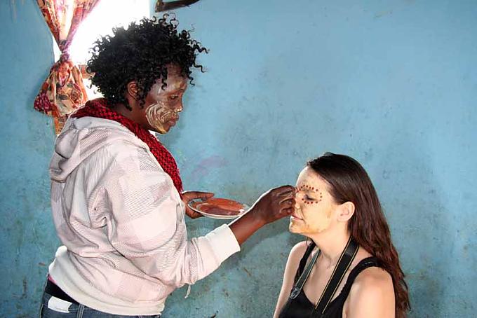 Schlamm im Gesicht pflegt die Haut und schützt vor der Sonne Schlamm im Gesicht pflegt die Haut und schützt vor der Sonne