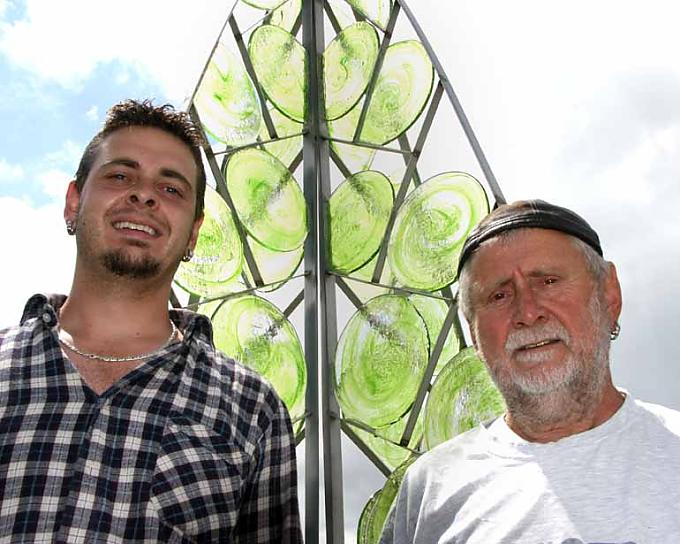 Florian (r.) und Erhard Köck (l.) vor den höchsten Glasbäumen der Welt in Riedlhütte Florian (r.) und Erhard Köck (l.) vor den höchsten Glasbäumen der Welt in Riedlhütte