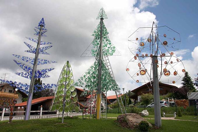 Die höchsten Glasbäume der Welt in Riedlhütte Florian (r.) und Erhard Köck (l.) vor den höchsten Glasbäumen der Welt in Riedlhütte