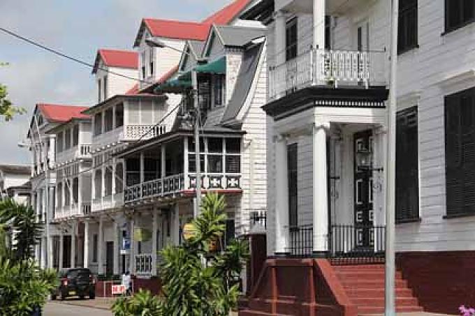 Zwitschernde Vögel, denkmalgeschützte Häuser Zwitschernde Vögel, denkmalgeschützte Häuser