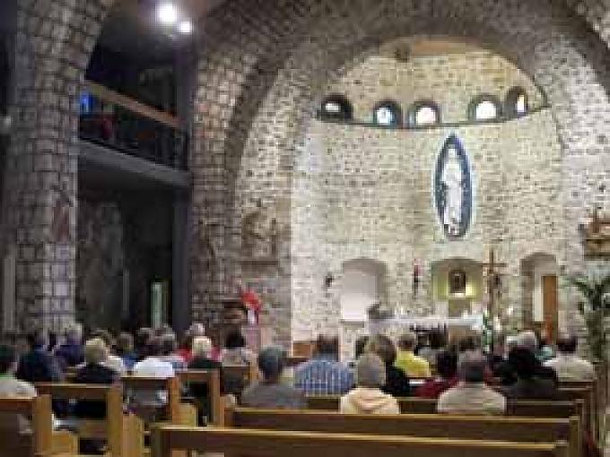 Gottesdienst in der Klosterkirche von Greccio In der felsigen Krippenkapelle von Greccio: Hier liegt das Jesuskind auf Steinen gebettet
