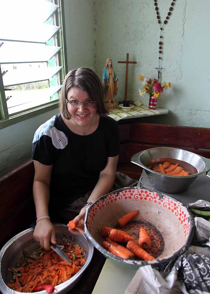 Maria Müller hilft in der Klosterküche Maria Müller hilft in der Klosterküche