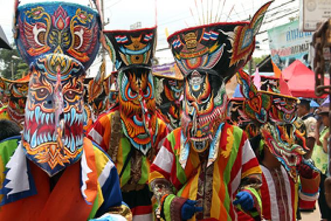 Mit aufgerissenem Maul und langer Nase Mit aufgerissenem Maul und langer Nase