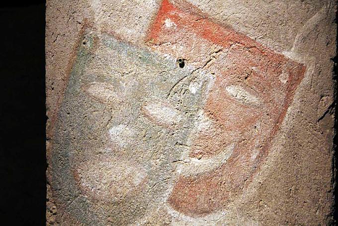 Dekoration am Eingang zur Katakombe. Dort führten die Gefangen Theaterstücke und Kabarettvorstellungen auf Dekoration am Eingang zur Katakombe. Dort führten die Gefangen Theaterstücke und Kabarettvorstellungen auf