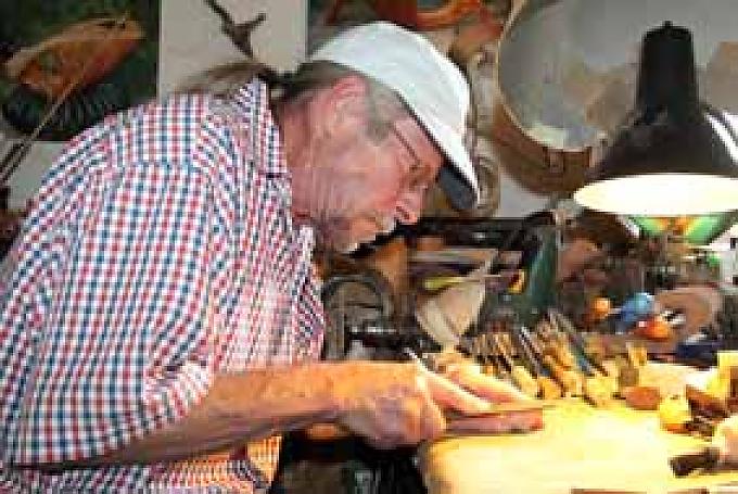 Norbert Riemer in seiner Werkstatt. Norbert Riemer in seiner Werkstatt.