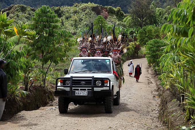 Aus den Nachbardörfern reisen die geschmückten Bewohner an Aus den Nachbardörfern reisen die geschmückten Bewohner an