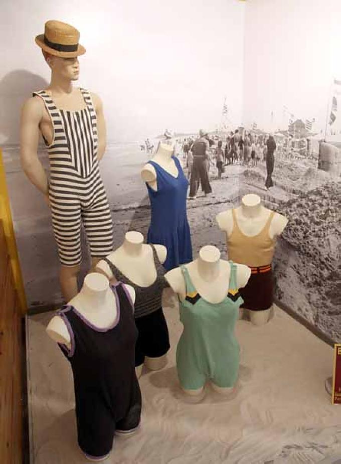 Trikotmode aus Wolle - der letzte Schrei der 1920er-Jahre. Klassische Badekostüme.