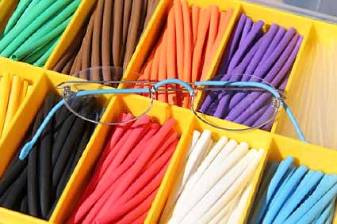 Die Materialien und Werkzeuge, die dazu benötigt werden, finden im Inneren einer kleinen Holzkiste Platz. Wolfram Cüppers beim Gläseranpassen in Malawi.