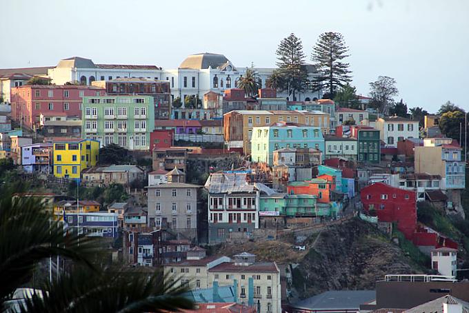 Blick auf die Altstadt mit ihren bunten Häusern Blick auf die Altstadt mit ihren bunten Häusern