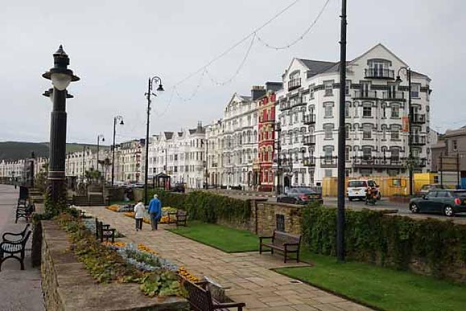 Uferpromenade der Hauptstadt Douglas Ginster und Heidekraut verwandeln zwischen der Südspitze der Insel und Port Erin die Hänge in ein Farbenmeer.