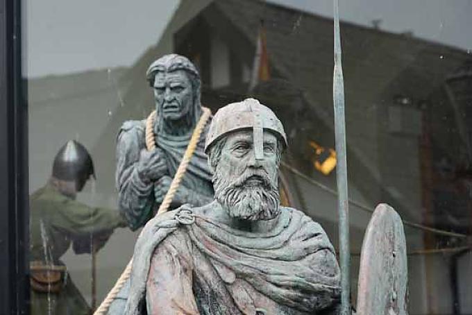 Peel: Die Wikinger kommen - und begrüßen die Besucher am House of Manannan. Peel: Die Wikinger kommen - und begrüßen die Besucher am House of Manannan.