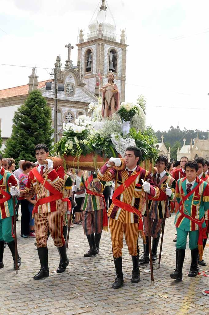 Raub des Johannes Kinder im Kleid von Johannes dem Täufer erinnern an den Anlass des Festes