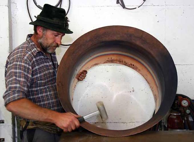 Die Kunst, kupferne Käskessel zu schmieden Die Kunst, kupferne Käskessel zu schmieden