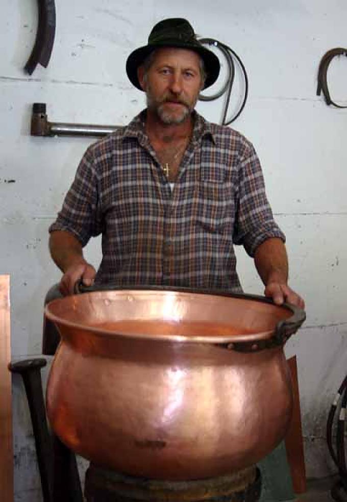 Stolz präsentiert Johannes Rimmel den fertigen Käskessel Stolz präsentiert Johannes Rimmel den fertigen Käskessel