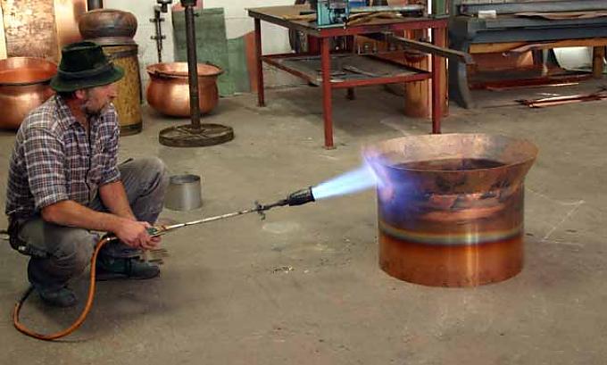 Meister Rimmel glüht den "Rohling" mit dem Flämmer aus Arbeit an der Sickelmaschine