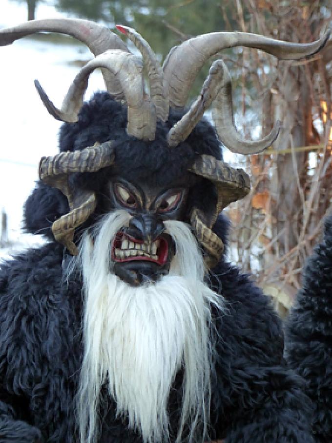 Krampus-Gestalt in verschneiter Landschaft Krampus-Gestalt in verschneiter Landschaft