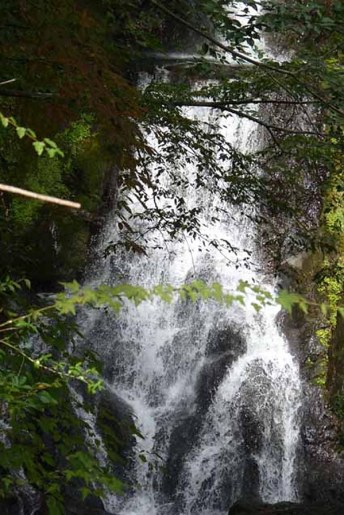 Wasserfall im Heike-Rückzugsgebiet von Gokanosho Klingenhersteller Takuzo Meritako mit antikem Samuraischwert
