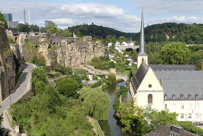 Stadtlandschaft in Luxemburg Teil der Hochofenterrasse von Belval