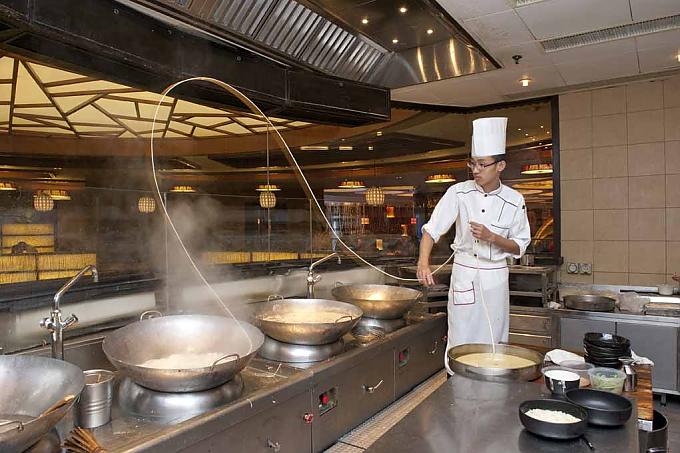 Koch im Grand Lisboa Casino und Hotel Ruine der St. Pauls Kathedrale