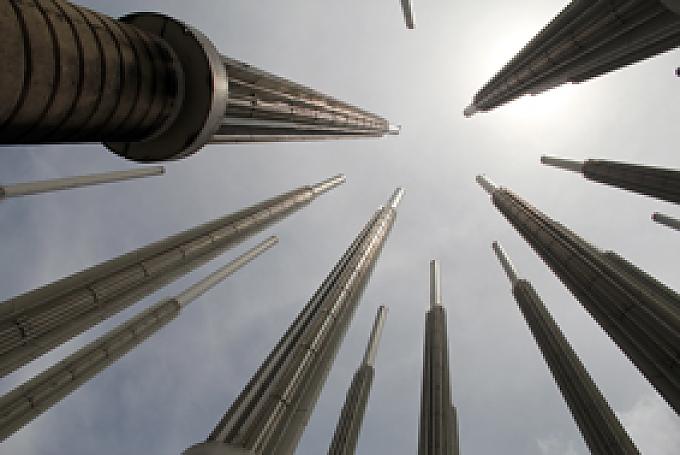 Rund 300 über zwanzig Meter hohen Laternen stehen auf dem Cisneros-Platz Feuerschlucker auf der Plazoleta de las Esculturas.