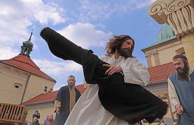 Den Einzug von Jesus nach Jerusalem stellen Dutzende Statisten nach. Zuschauerin in der Kirche