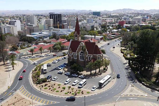 Christuskirche in Windhoek Erdhörnchen bei der Nahrungsaufnahme