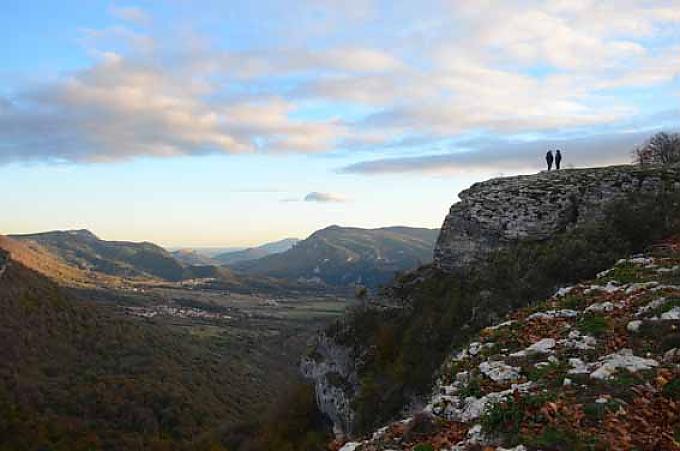Weit geht der Blick über die abendliche Sierra de Urbasa. Weit geht der Blick über die abendliche Sierra de Urbasa.