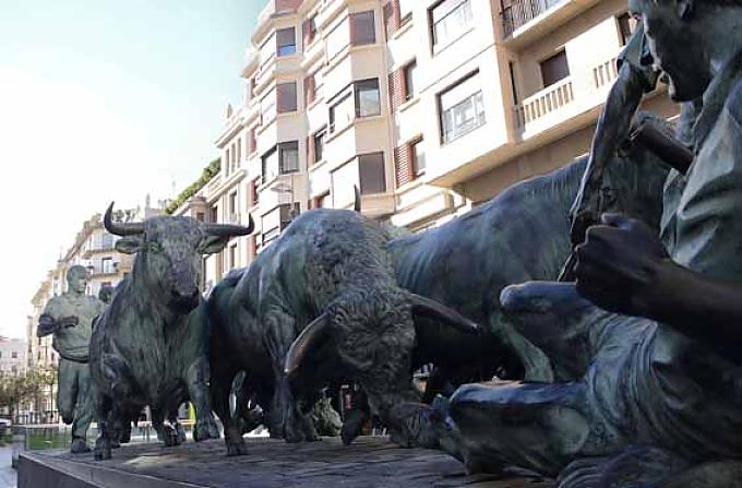 Pamplona: Das Encierro-Monument Puente de La Reina