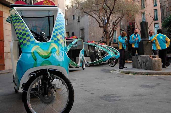 Trixifahrer mit ihren Fahrzeugen auf der Placa Traginers Gerald Caspari und Eva Rossel vor ihrem Unternehmen