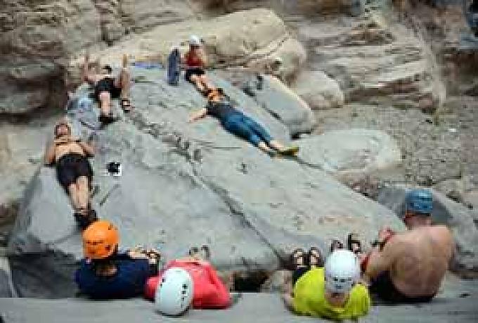 In der Schlangenschlucht. Wärme tanken auf aufgeheizten Felsen In der Schlangenschlucht. Wärme tanken auf aufgeheizten Felsen
