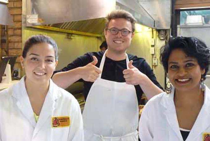 Verkäufer auf dem Lawrence Market in Toronto Weinfässer im Weingut Inniskillin
