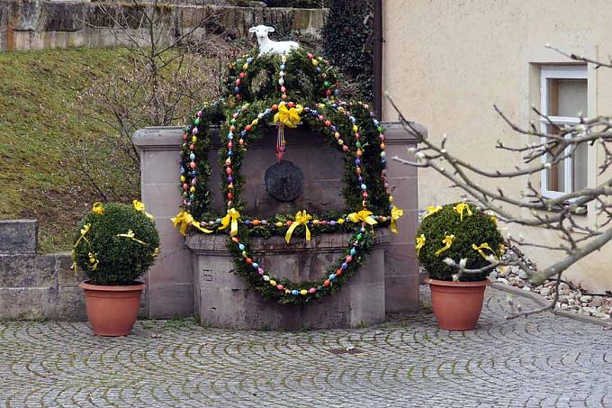 Osterbrunnen in Effeltrich Osterbrunnen in Effeltrich