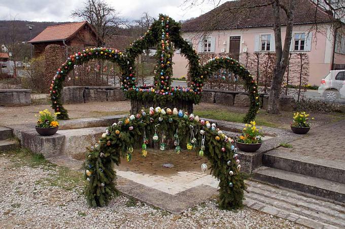 Vom Wassergeist zum Osterbrunnen Vom Wassergeist zum Osterbrunnen