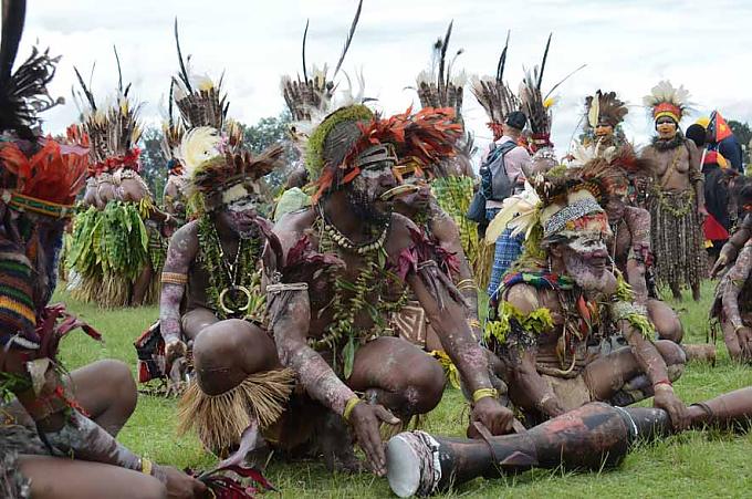 Kundu-Trommeln begleiten den Geistertanz. Kundu-Trommeln begleiten den Geistertanz.