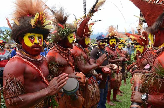 Die Huli Wigmen aus der Provinz Hela sind vor allem für ihre Haaraufbauten bekannt. Die Huli Wigmen aus der Provinz Hela sind vor allem für ihre Haaraufbauten bekannt.