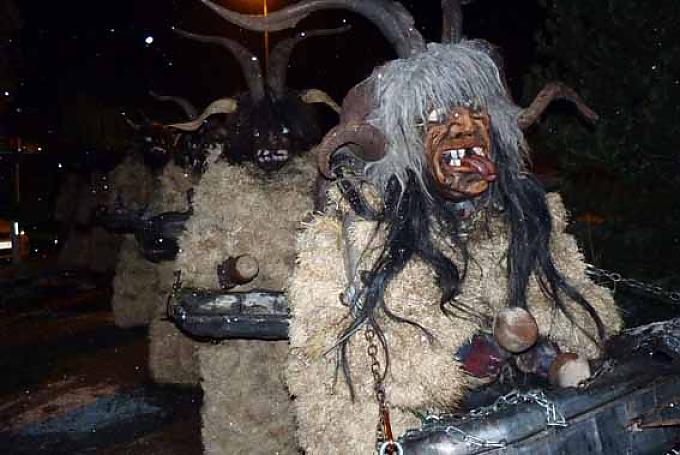 Perchtenlauf in Breitenbach Weihnachtskunst in Brixlegg