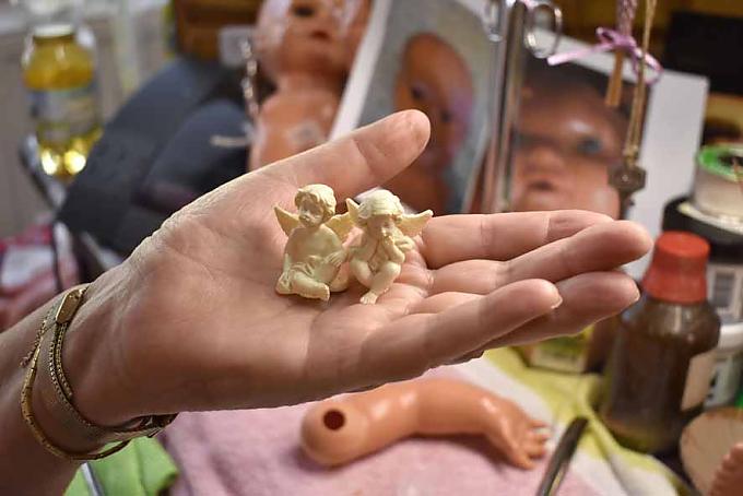 Mit selbst modellierten Figuren und Miniaturen lokaler Sehenswürdigkeiten stand Irmtraud Schwenkler früher oft auf dem Hildesheimer Weihnachtsmarkt. Irmtraud Schwenkler am offenen Körper: Diese Puppe hat schon bald wieder zwei bewegliche Arme.