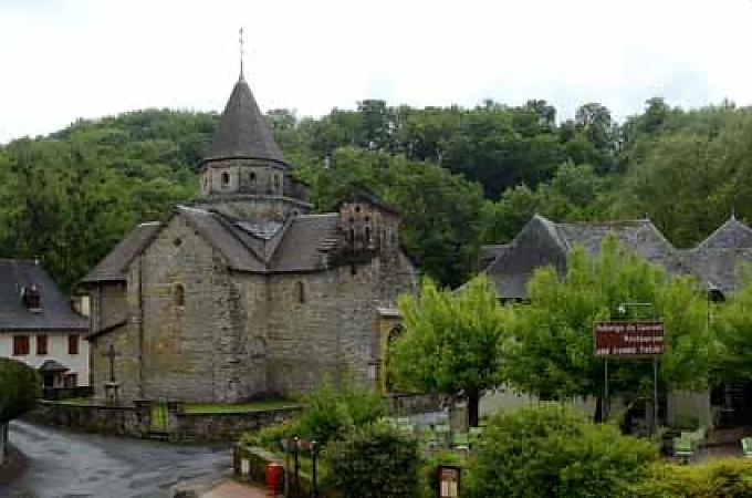 Kirche und Hospital von Saint Blaise Auf dem Weg vom Tal von Aspe ins Tal von Ossau liegt in höheren Lagen noch Schnee.
