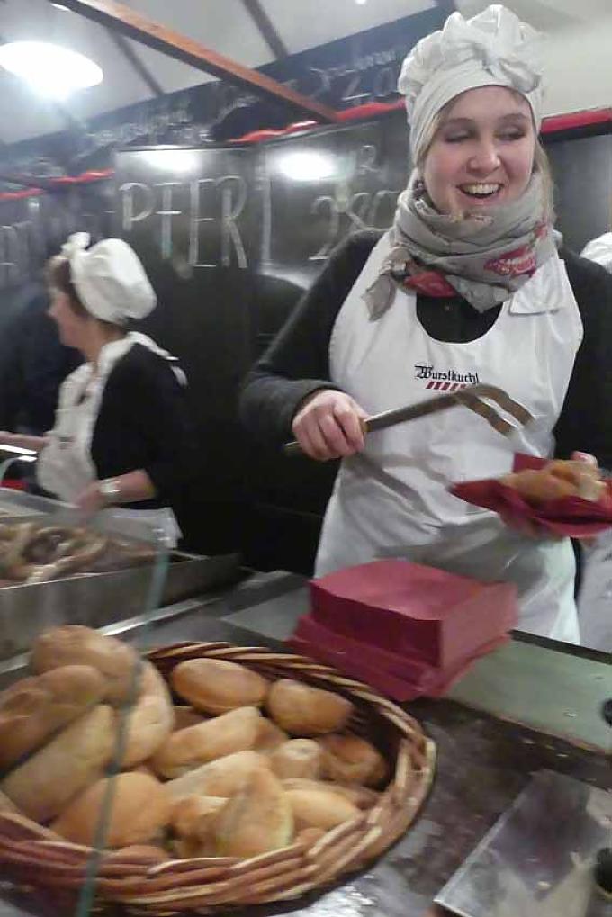 Knackwurstsemmeln auf dem Neupfarrplatz Handwerkliche Kostbarkeiten