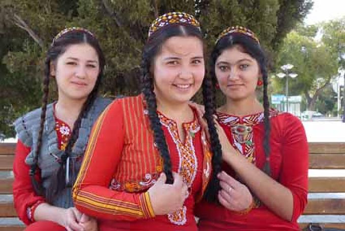 Studentinnen in der turkmenischen Hauptstadt Aschgabad Registan-Platz der usbekischen Hauptstadt Samarkand