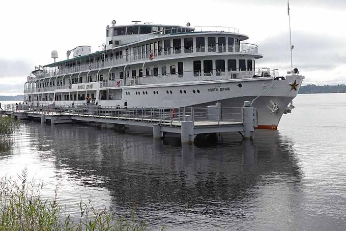 Die „Volga Dream“ am Ufer der Scheksna Landschaft am Fluss Swir bei Mandrogi