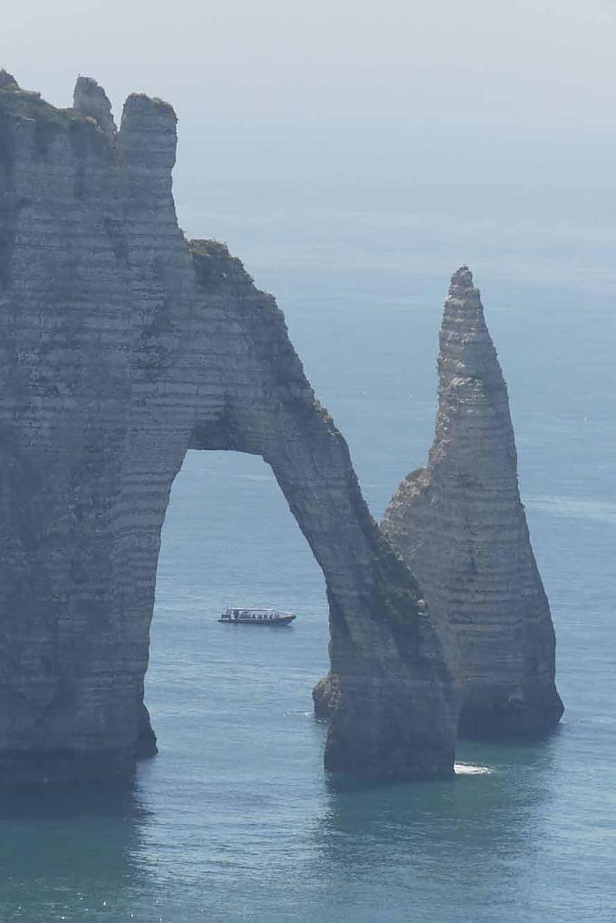 Felsformationen in Etretat Der Eiffelturm im Morgenlicht